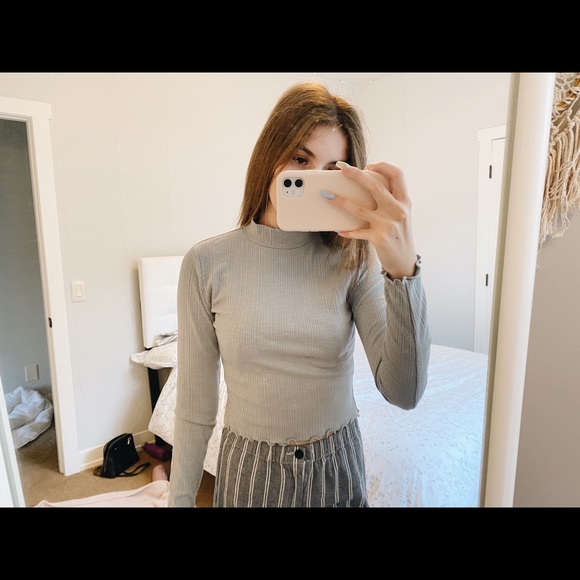 Garage Ruffle Turtleneck - Picture 2 of 3